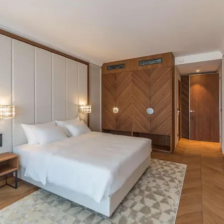 Radisson &